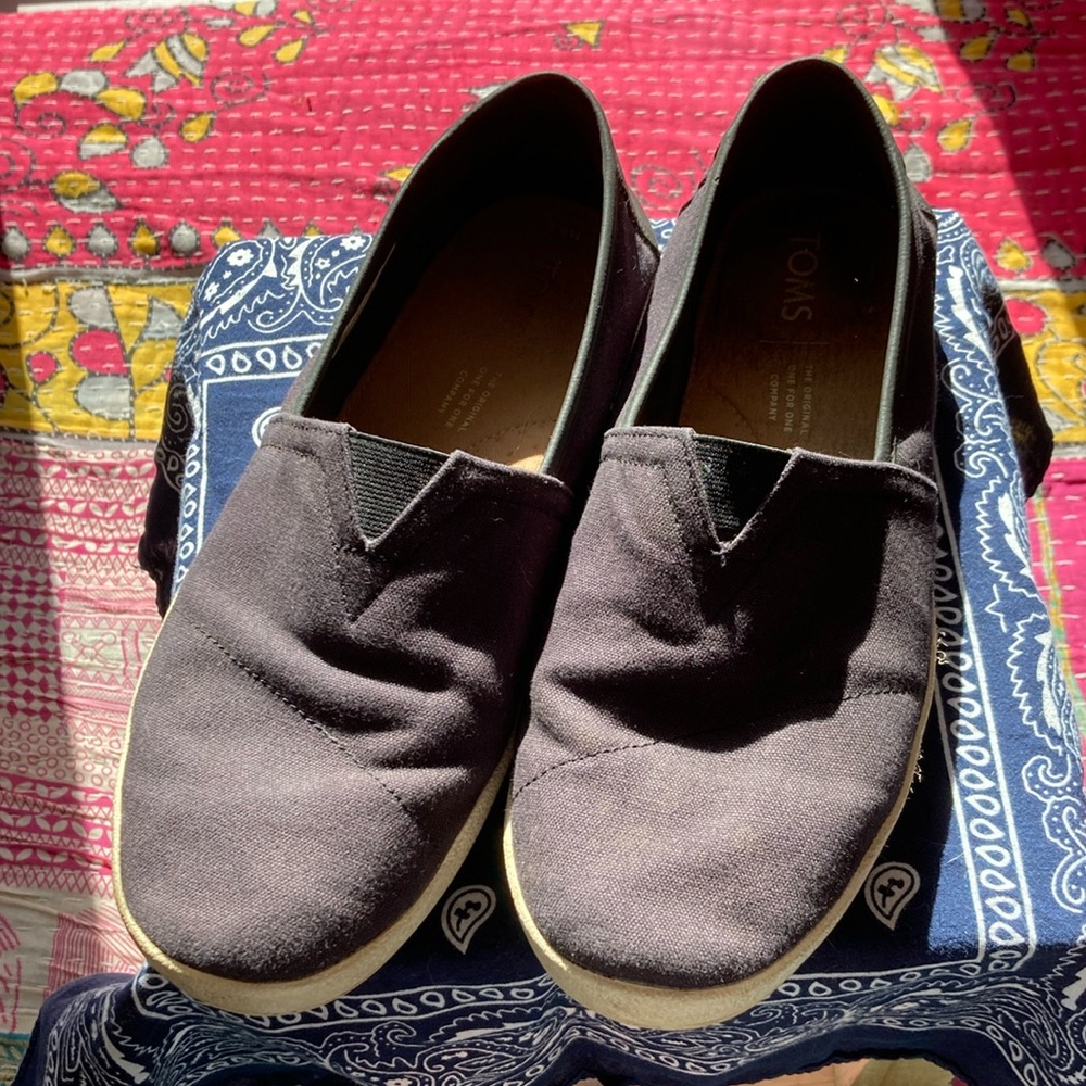 9.5 mens TOMS slip ons